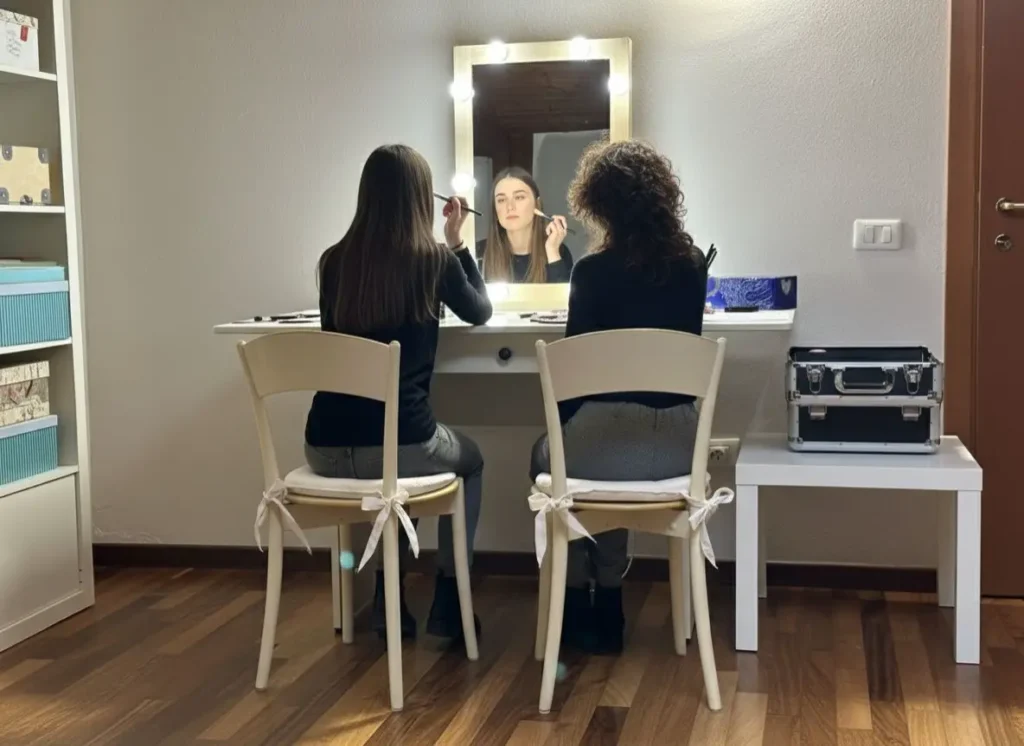 Lezioni di make-up con trucco allo specchio