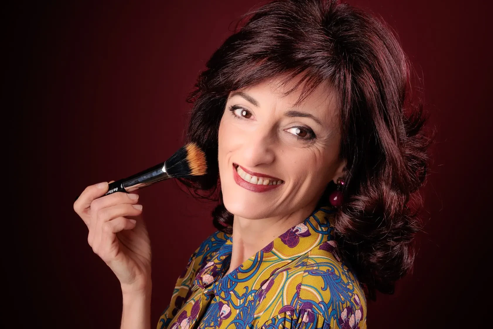 Consulenza make-up con trucco professionale su sfondo scuro