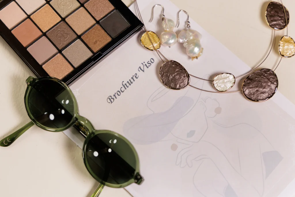 Consulenza immagine per analisi viso con accessori, trucco e occhiali