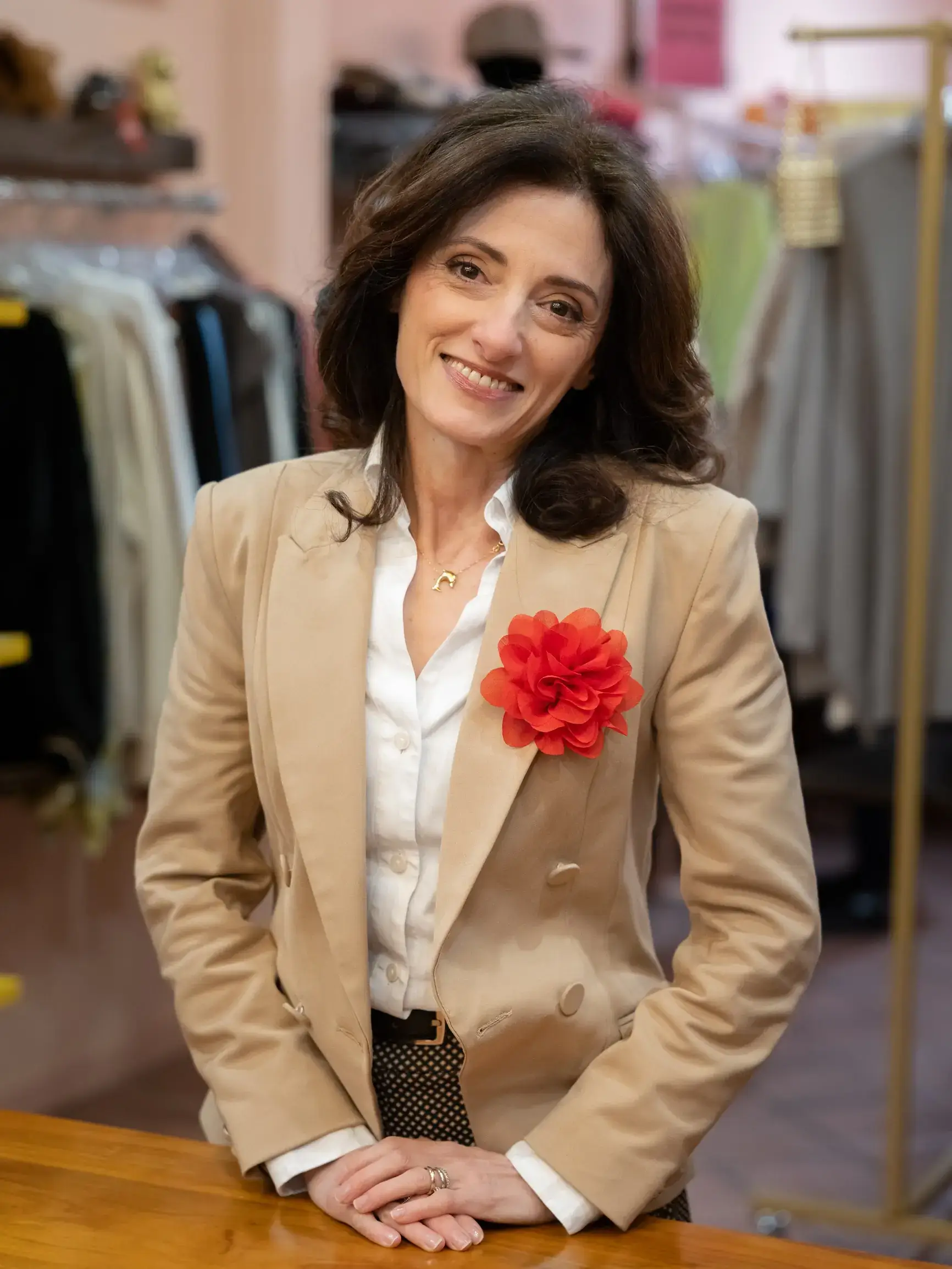 Cinzia Piscitelli consulente d'immagine in giacca beige con fiore rosso