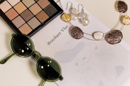 Consulenza immagine per analisi viso con accessori, trucco e occhiali